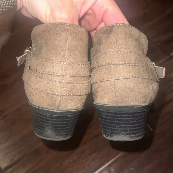 St. John’s Bay taupe tan brown suede shoes Larissa low heel ankle booties 7.5 - Picture 4 of 8